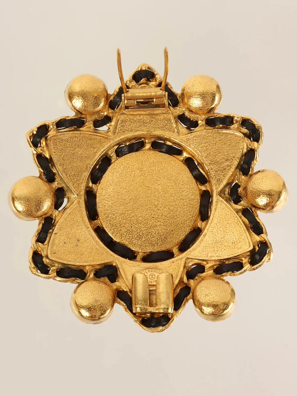 CHANEL 1995 Made Gripoix Edge Chain Desing Brooch Gold/Black/Red/Blue