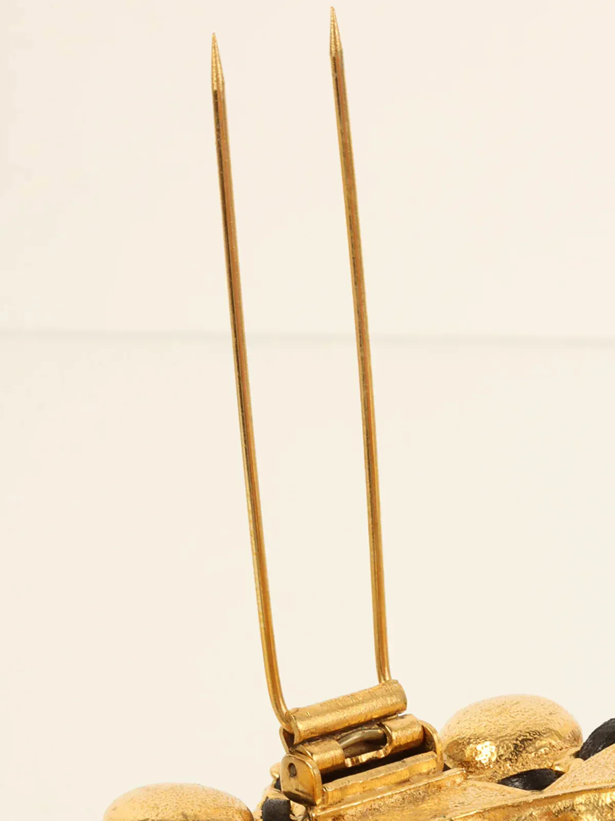 CHANEL 1995 Made Gripoix Edge Chain Desing Brooch Gold/Black/Red/Blue