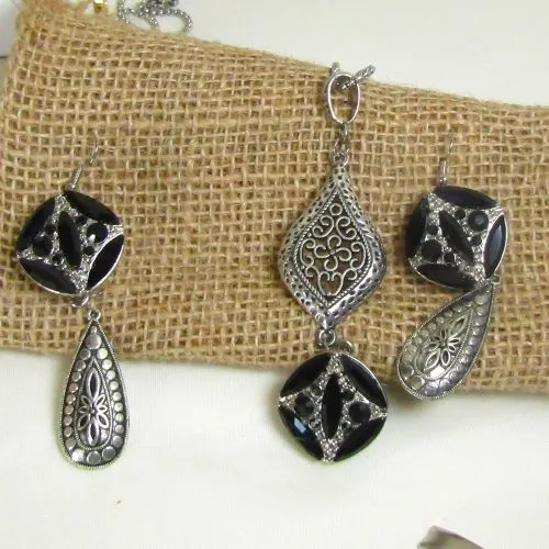 Multi-stone Black Crystal & Rhinestone Pendant Necklace & Earrings